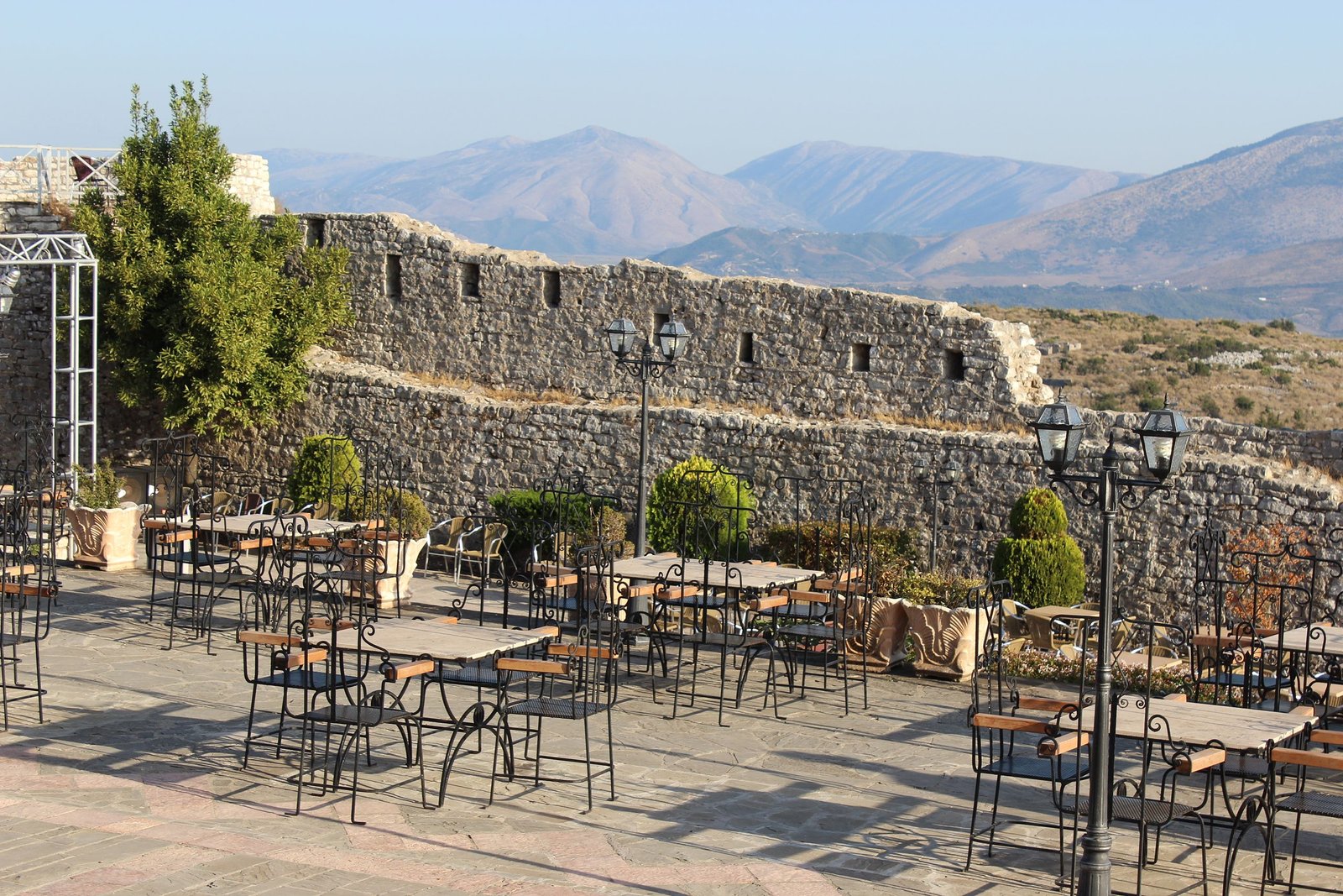 Lëkurësi Castle outdoor seating restaurant picture